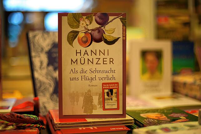 &bdquo;Als die Sehnsucht uns Flügel verlieh&ldquo; von Hanni Münzer, erschienen im Piper-Verlag für 20 Euro. Im Zweiten Band der ...