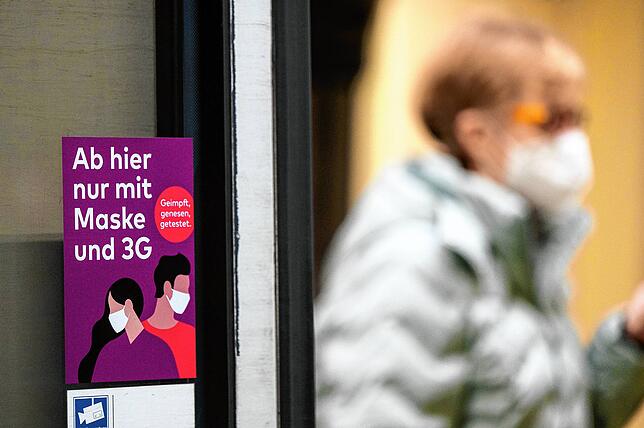 Dieser Anblick ist ab Sonntag Geschichte: 3G und Maskenpflicht fallen in Baden-Württemberg.