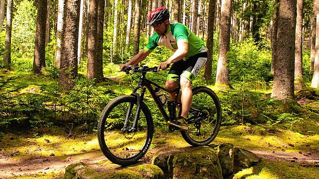Wie hier Tobias Sell auf der Steintreppe des Bikeparks bei Unterbränd sollen Mountainbiker auch in Immendingen über Hindernisse eines ...