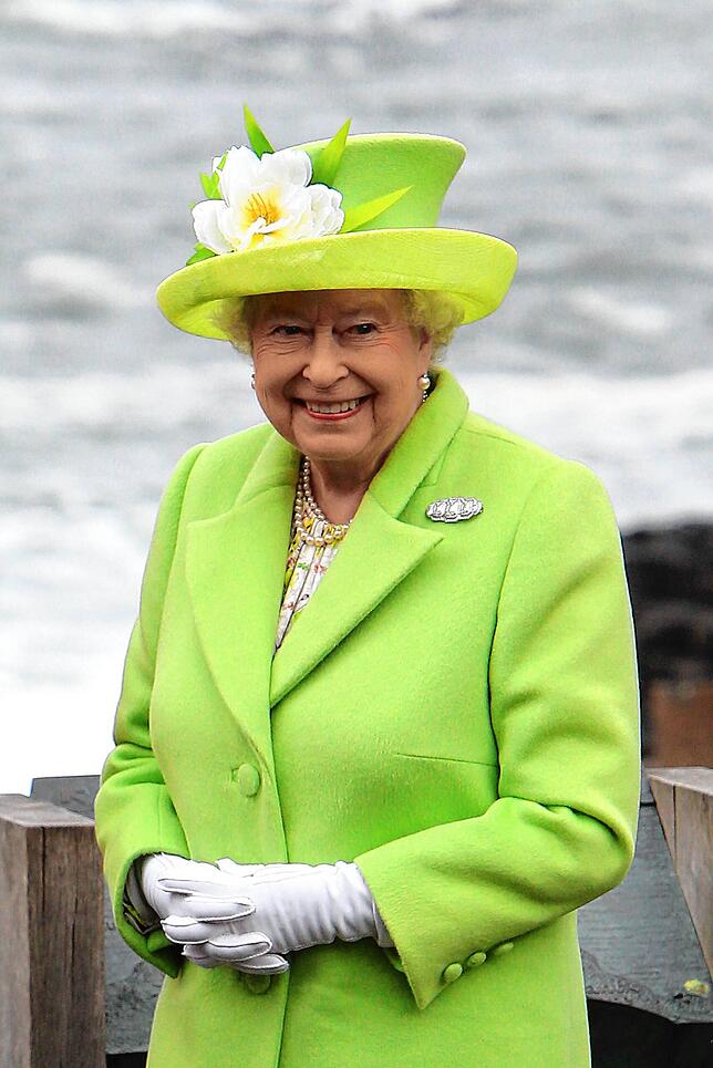 Die britische Queen Elizabeth II besucht den Giant&lsquo;s Causeway in County Antrim, Nordirland.