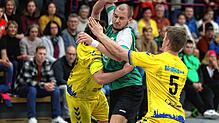 Kaum ein Durchkommen gab es für den TV Ehingen (Bildmitte Alexander Hänsel) im Heimspiel gegen die HSG Konstanz II (links Jens Koester, ...