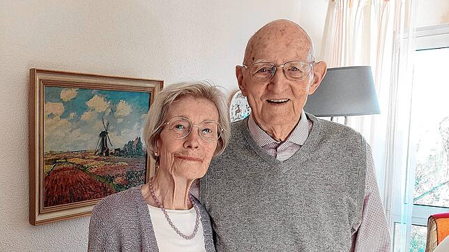 Sie sind 70 Jahre verheiratet: Ilse und Peter Grempels in ihrem Peterhauser Wohnzimmer.