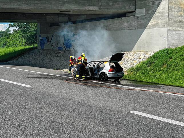 Die Singener Feuerwehrleute löschten den Brand und kontrollierten das Wrack.