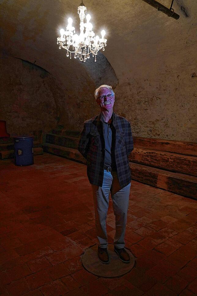 Über eine knarrende Holzluke im Boden erreicht man den uralten Gewölbekeller im Greiffeneggschlösschen. Heute dient er als privater ...