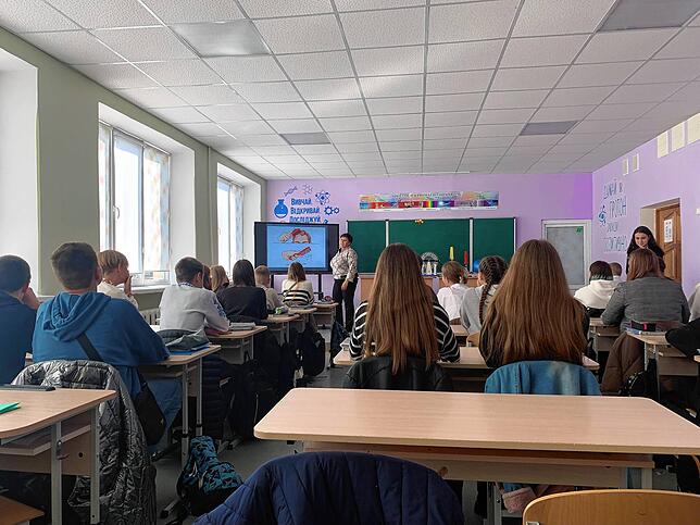 Dieses Klassenzimmer in Berdytschiw ist ausgestattet wie Schulen in Deutschland.