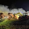Beim Brand der Riedballen unterstützte der Besitzer des Feldes die Feuerwehr mit seinem Traktor. Er zog das brennende Material ...