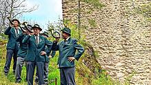 Die Jagdhornbläser unter der Leitung von Förster Michael Willmann (rechts) umrahmen eine Erinnerungsstunde vor der Ruine Neufürstenberg. ...