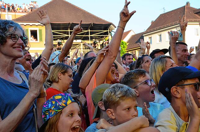 Bild 8: Gute Stimmung beim dritten Konzertabend des Markdorf Open-Air 2025