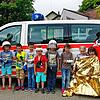Justin und Stefanie Anders (rechts) vom DRK-Ortsverein Blumberg bringen den künftigen Schulanfängern der Sophie-Scholl-Kindertagesstätte ...