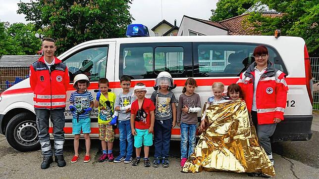 Justin und Stefanie Anders (rechts) vom DRK-Ortsverein Blumberg bringen den künftigen Schulanfängern der Sophie-Scholl-Kindertagesstätte ...