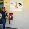 Susanne Schwartz, Leiterin des Kinderhauses Wiggenhausen, leert den Briefkasten am Eingang.