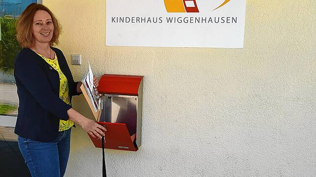 Susanne Schwartz, Leiterin des Kinderhauses Wiggenhausen, leert den Briefkasten am Eingang.