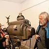 Annie und Gerd Kiefer zeigen den alten Projektor des Kinos, das sich im ehemaligen Cinema der französischen Soldaten befindet. Das Gerät ...