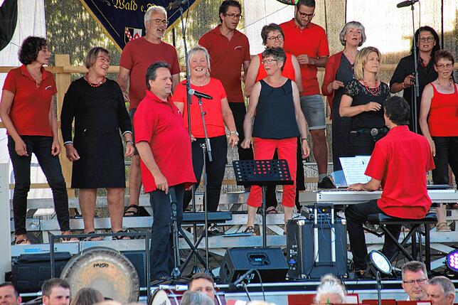 Der Regenbogenchor brachte mit dem bekannten Gospel „Oh happy day“ das Publikum zum Mitklatschen. Edwin Matheis (vorne, ...