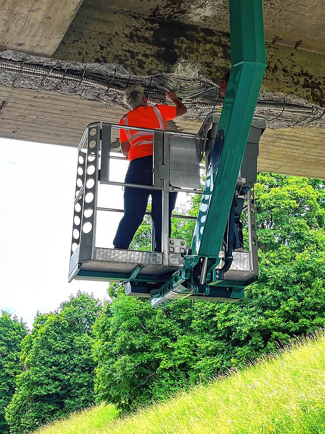 Mitarbeiter der Regierungspräsidiums Freiburg prüfen die Brücke auf die Statik. Sie haben den Verkehr auf der L191 am Mittwochnachmittag ...