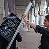 Mitarbeiter entfernen Hinweise zu Corona-Regeln am Eingang des Kunstmuseums in Basel. In der Schweiz sind die meisten ...