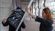 Mitarbeiter entfernen Hinweise zu Corona-Regeln am Eingang des Kunstmuseums in Basel. In der Schweiz sind die meisten ...
