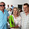 Hubert Steinmann überreicht Geschenke an Dagmar und Uwe Schieß.