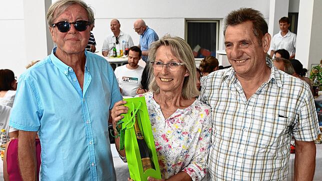 Hubert Steinmann überreicht Geschenke an Dagmar und Uwe Schieß.