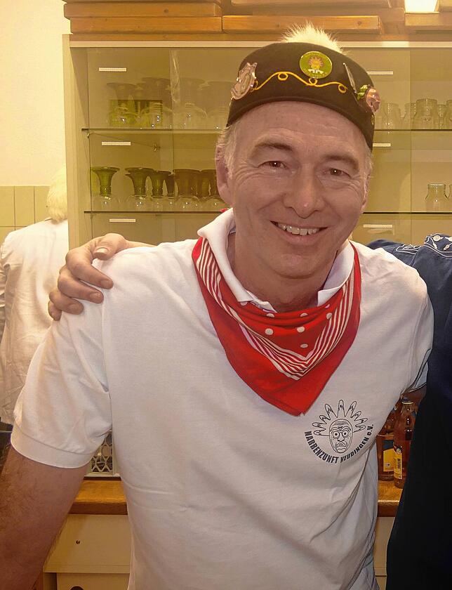 Elferrat Bernd Laufer nimmt den bronzenen Verbandsorden entgegen und verschwindet schnurstracks wieder in der Küche.