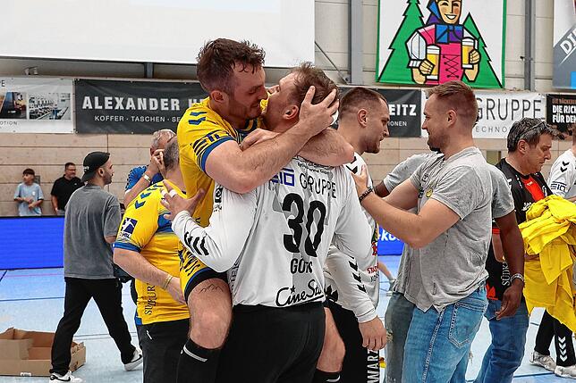 Bild 9: HSG Konstanz feiert den Aufstieg in die 2. Handball-Bundesliga. Bilder vom Spiel gegen Hildesheim