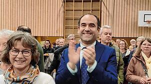 Riesenfreude bei Wahlsieger Ozan Topcuogullari, als das Ergebnis der Bürgermeisterwahl verkündet wird.