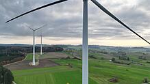 Zwischen Heiligenberg und Pfullendorf stehen (oberhalb von Straß, beziehungsweise Hattenweiler) drei Windkraftanlagen. Ein Höhenrücken ...