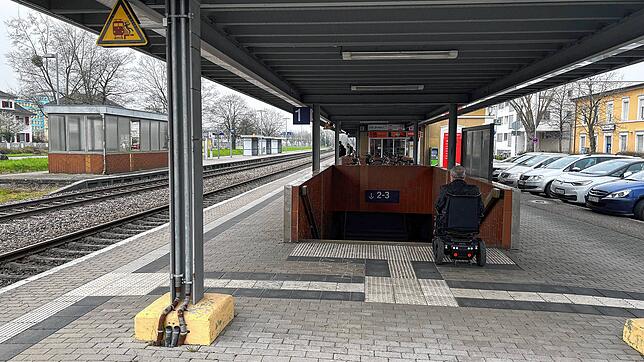 Herbert Kropf steht am Haltepunkt Grenzach mit seinem Rollstuhl vor der Treppe, die zu Gleis 2 führt.