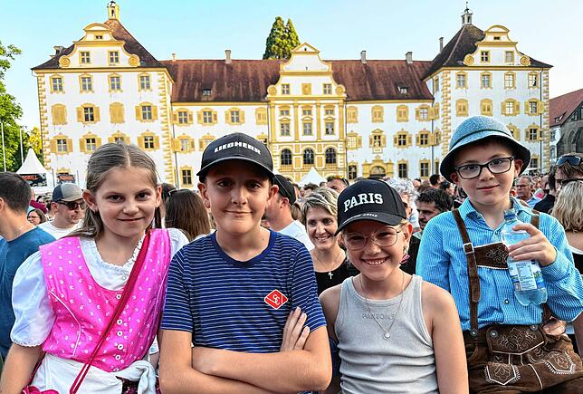 Sie sind zwar schon zünftig ausgestattet, aber die Musik der Fäaschtbänkler scheint für Antonia, Benedikt, Maja und Florian aus dem ...