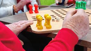 Bewohnerinnen spielen „Mensch ärgere Dich nicht“ im Altenzentrum der Diakonie in Überlingen.