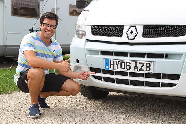 Andreas Bertsch vor dem Camper, der aktuell auf dem Platz die weiteste Anreise hatte. Das Reisemobil und seine Bewohner kommen aus ...