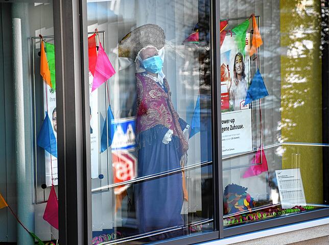 Eine Schaufensterpuppe mit dem Häs der Alt-Stockacherinnen bei der LBS an der Kirchhalde.