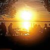 Menschen genießen den Spätsommer an der Haltnau in Meersburg.