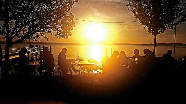 Menschen genießen den Spätsommer an der Haltnau in Meersburg.