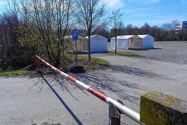 Noch ist die Schranke geschlossen: Auf dem Messeparkplatz P7 waren am Dienstag die Vorbereitungen für die Eröffnung des ...
