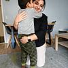 Hülya Kaya mit ihrem Sohn, der dringend einen Inklusionsplatz braucht. Bild: Erika Bader