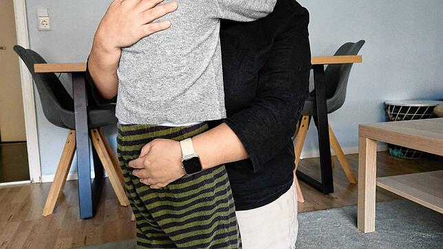 Hülya Kaya mit ihrem Sohn, der dringend einen Inklusionsplatz braucht. Bild: Erika Bader
