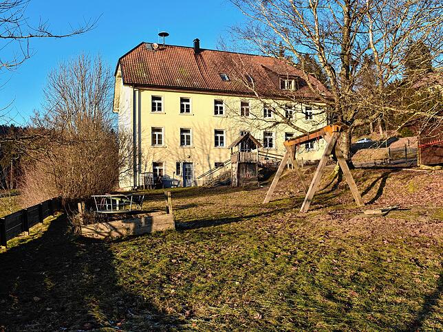 Die Fassaden und das Dach des Hauses der einstigen Kindertagesstätte Wespennest werden grunderneuert. Hier ziehen bald Mitglieder der ...