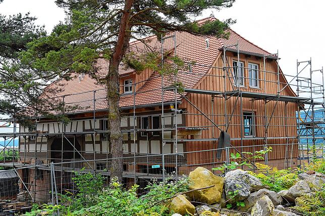 Noch stehen rund um das künftige Gästehaus Gerüste. Das Innere ist entkernt. Es ist also noch einiges zu tun, bis das Gästehaus fertig ist.