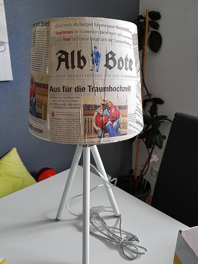 Die beste Freundin der Braut hat dem Paar eine Lampe gebastelt, verziert mit dem SÜDKURIER- und Alb-Bote-Artikel über die abgesagte ...