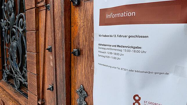 &bdquo;Wir haben bis 13. Februar geschlossen&ldquo;: Abholungen sind aber möglich, wie es auf diesem Aushang an der Tür der Bücherei heißt.