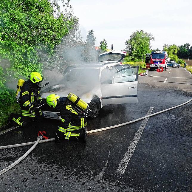 Um besser an den Brandherd heranzukommen, wurde die Motorhaube aufgehebelt.
