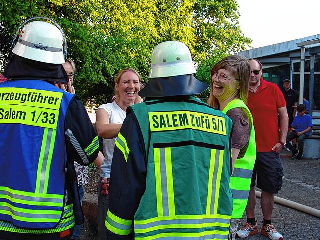 Nachdem alle Vermissten in Sicherheit sind, haben auch Lehrerin Sibylle Kaul (Mitte) und Schulleiterin Sonja Fahlenbock (rechts) wieder ...