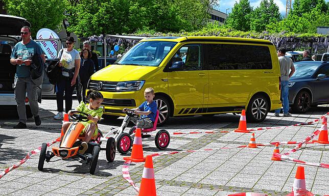 Früh übt sich, was mal ein Autofahrer werden will. Beim kinderfreundlichen Autotag in Waldshut waren Jung und Alt unterwegs.