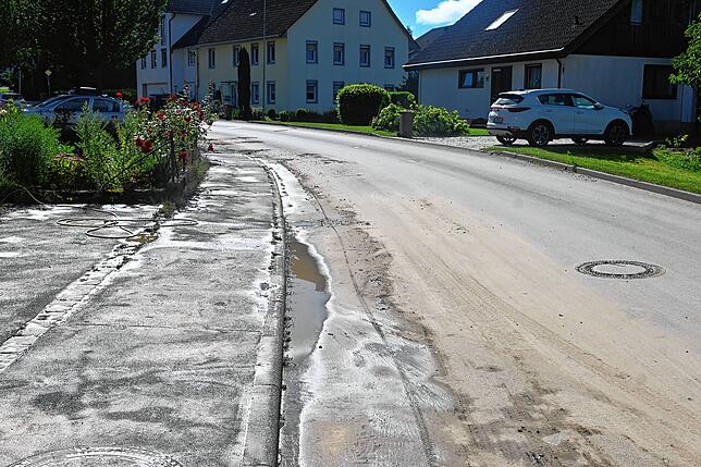 Der Morgen nach dem Unwetter mitten in Deutwang. Hier lief Schlamm über die Straße.