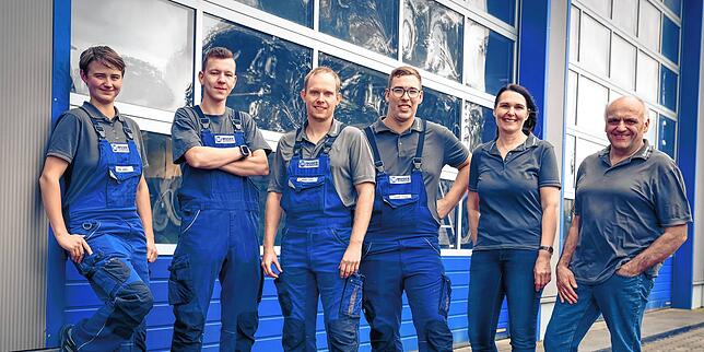 Sie sind stolz auf die Re-Zertifizierung der Handwerkskammer Konstanz für vorbildliche Ausbildung: (von links) die Auszubildenden Nina ...