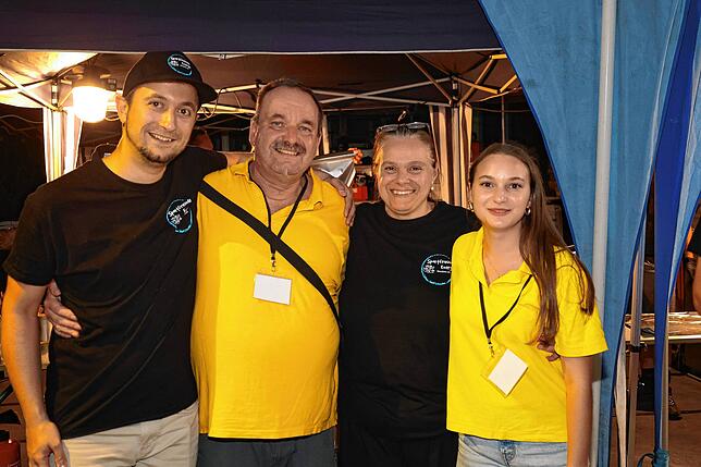 Bild 20: Bis tief in die Nacht stöbern die Trödel-Fans beim Konstanzer 24-Stunden-Flohmarkt