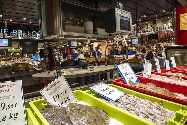 Von Fisch über Käse, Fleisch, Obst, Gemüse bis zu Brot ist in der Markthalle alles zu finden, was das Herz eines Feinschmeckers begehrt.
