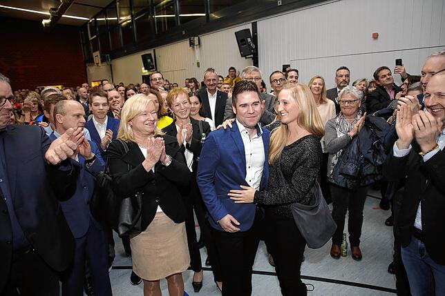 Freude nach dem grandiosen Wahlerfolg: Holger Mayer genießt mit Freundin Judith Fetzer das Bad in der Menge.