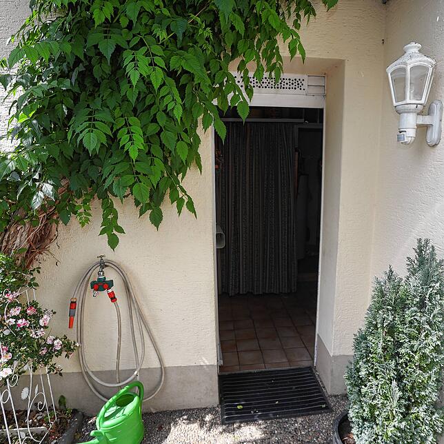 Nicht wirklich eine Alternative: Im Haus von Ursula Fritz gibt es einen Zugang zum Heizungskeller. Er ist schmal und eignet sich nicht ...